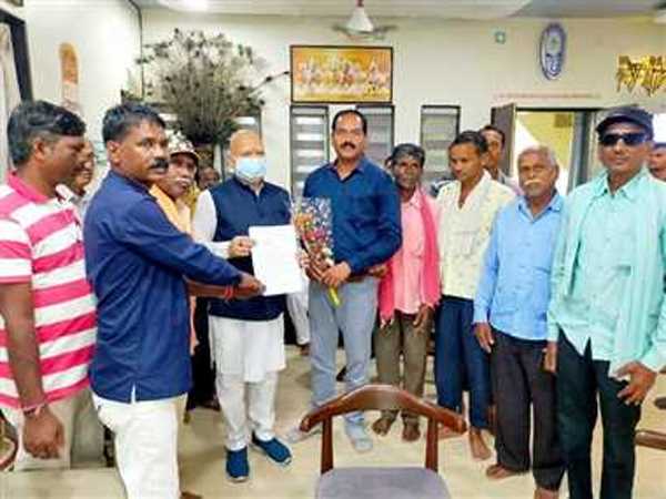 बांध के नीचे काबिज जमीन का पट्टा दिलवाने कछारडीह के ग्रामीण संसदीय सचिव से मुलाकात की